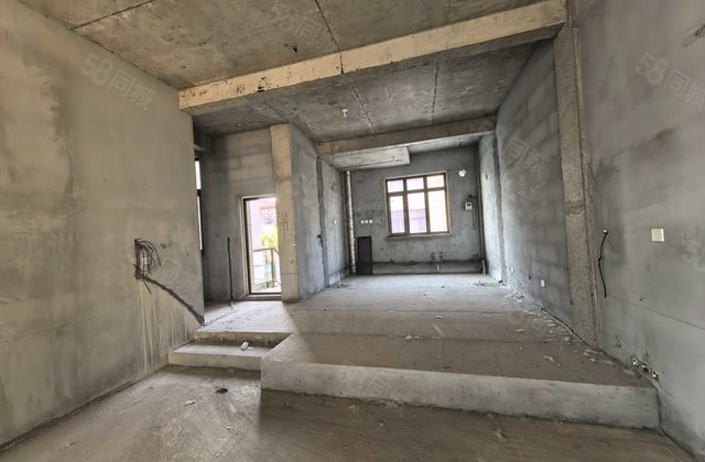 盛世天湖房子，西边户，特点院子大，独门独院。