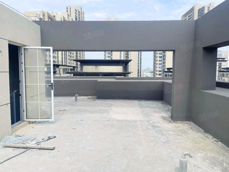 洋房带露台琥珀御宾府叠墅带超大露台地铁3号线出入口