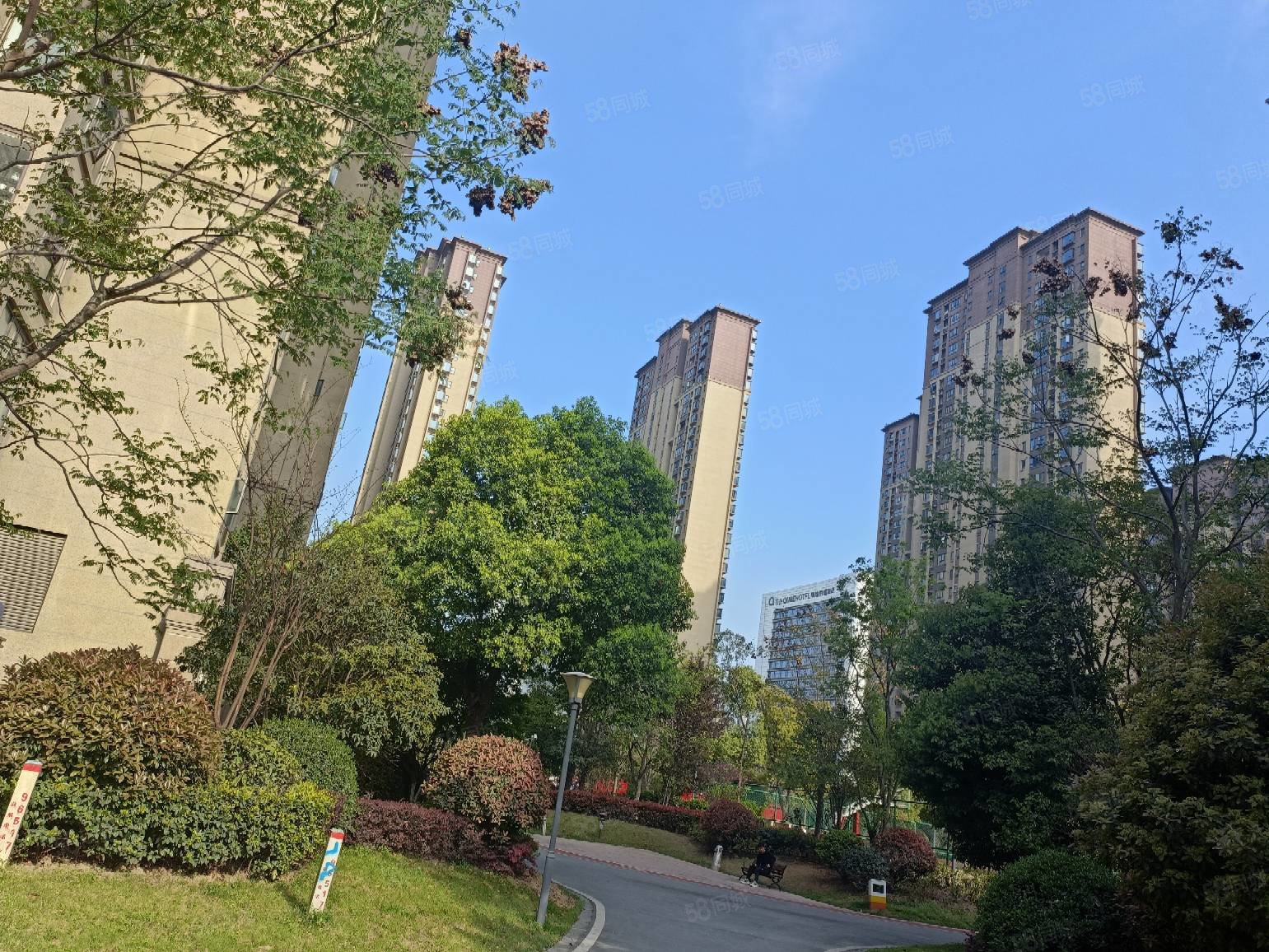 满五住房精装修南北通透89平绿地香缇公馆居家自