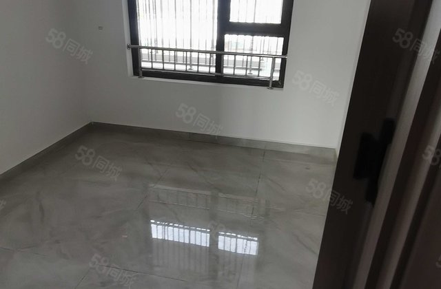 荣盛江山印小区， 楼层好 双卫格局 诚心出售送车位价格可议