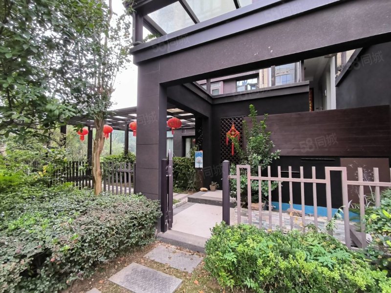 港中旅公元6室2厅3卫230㎡南北196万