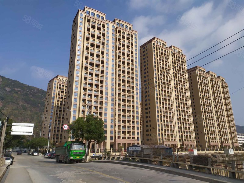 新楼盘 东厦未来城 140平方4开间朝南 轻轨站边上大学城