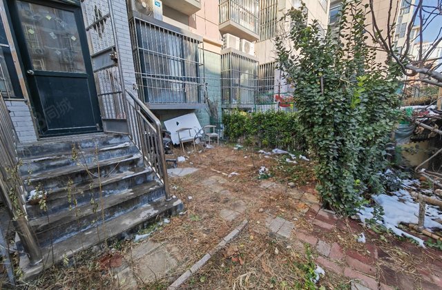 50多万 一楼带院  万达旁 2016年 带车位免