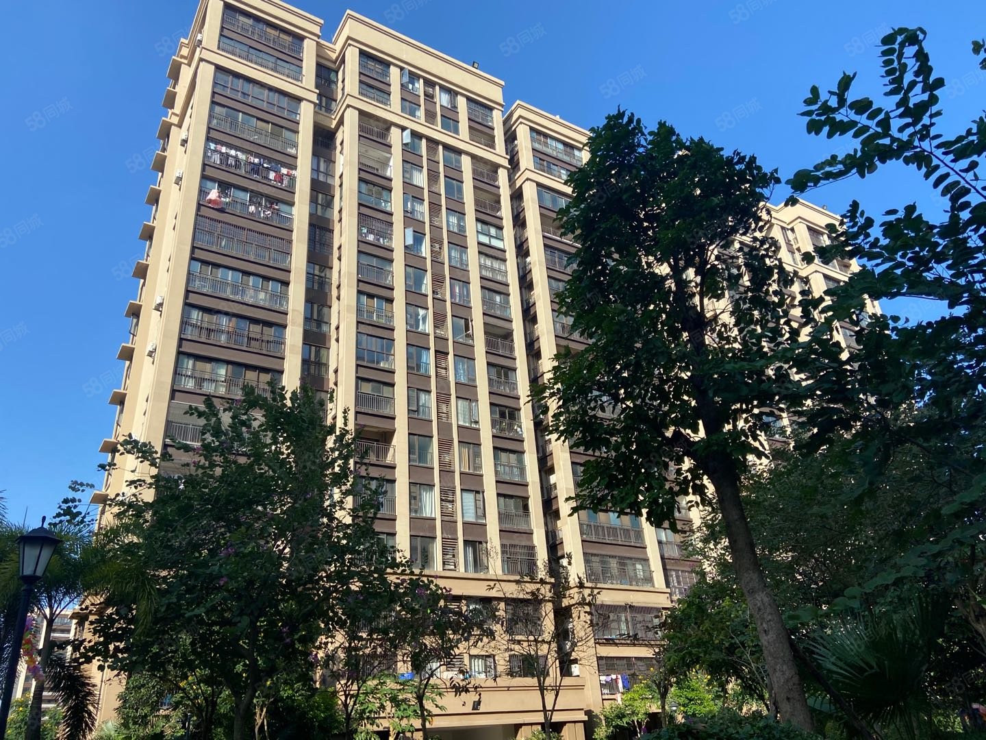 滨江景苑毛坯大3房200万单独产权车位户型方正双阳台