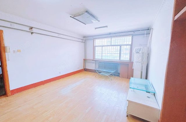 湖边2楼，四海乐园小区，三室两厅，万盛家园，华悦金钻，送储