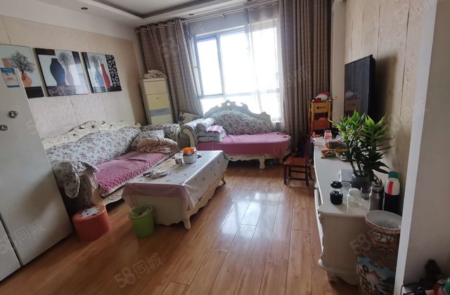 公园附近，宝徕花园非顶层带储藏室，三室两厅两卫，房东急售。