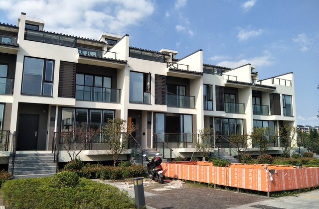 锦溪(倚林佳园一期双拼别墅,精装修,花园临大湖面)房东诚售!