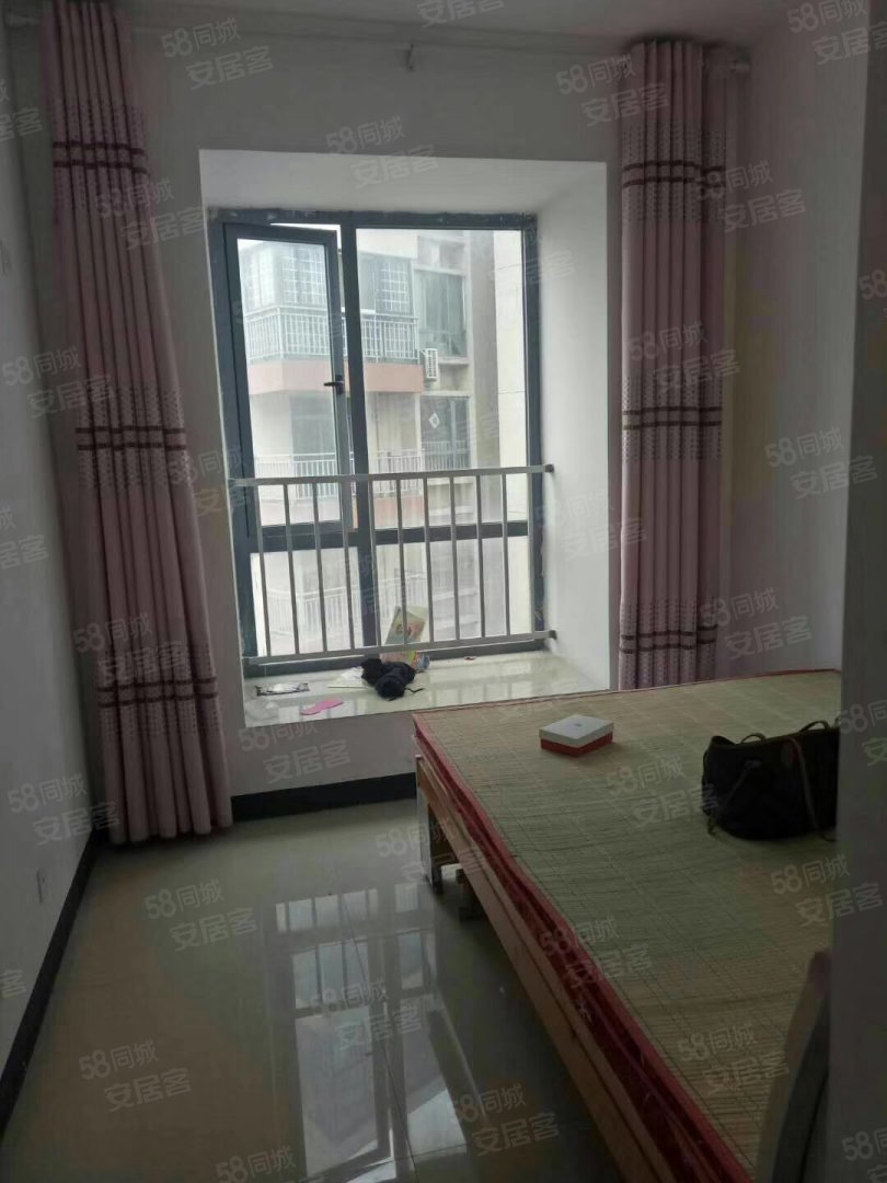 巨人印象小区4室2厅2卫134㎡南45万