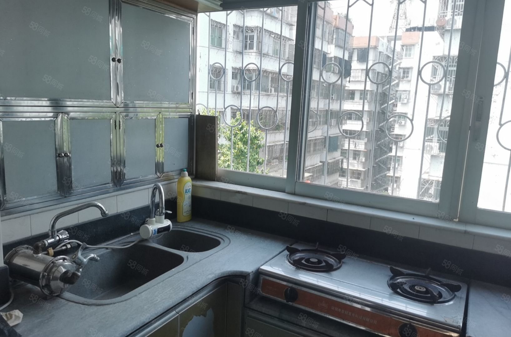 金田花园3室2厅2卫130㎡东58万