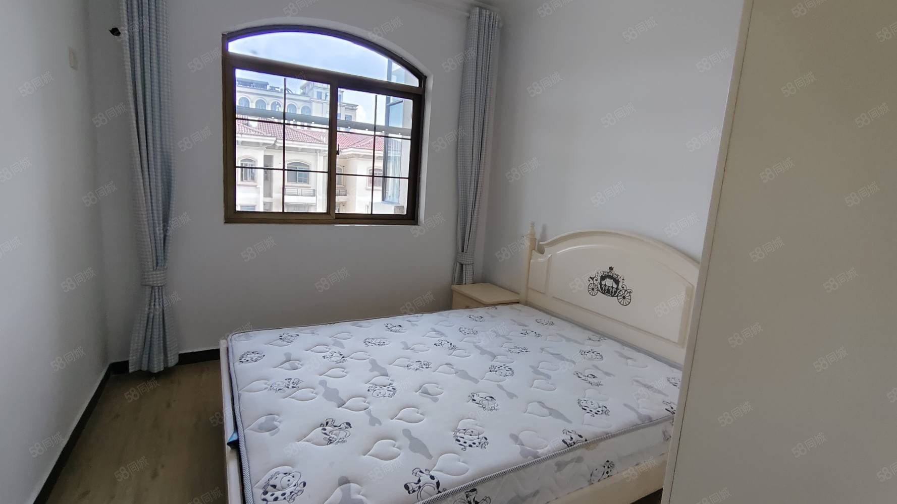 地中海风情7室2厅3卫102.3㎡南北60万