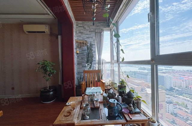 急售湖边观景房 精装二室带车储 免大税 房东诚心出售