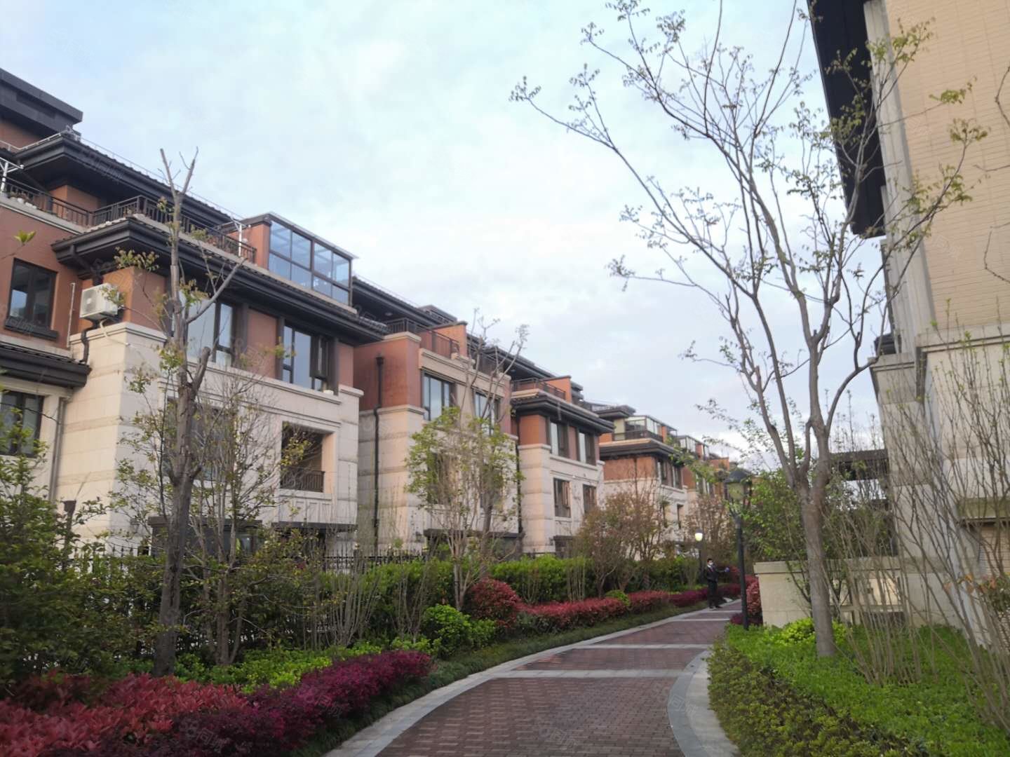 朱家角地铁站旁 叠加别墅 业主房屋置换 全新装修 随时看房