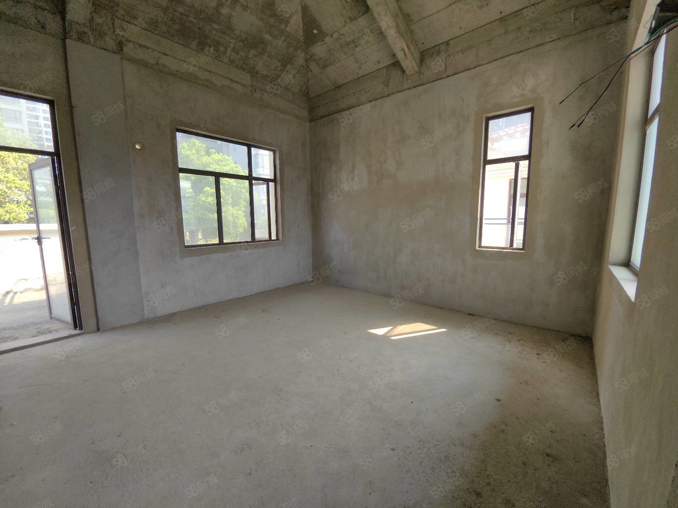 德和沁园(别墅)5室2厅4卫281㎡南北569万