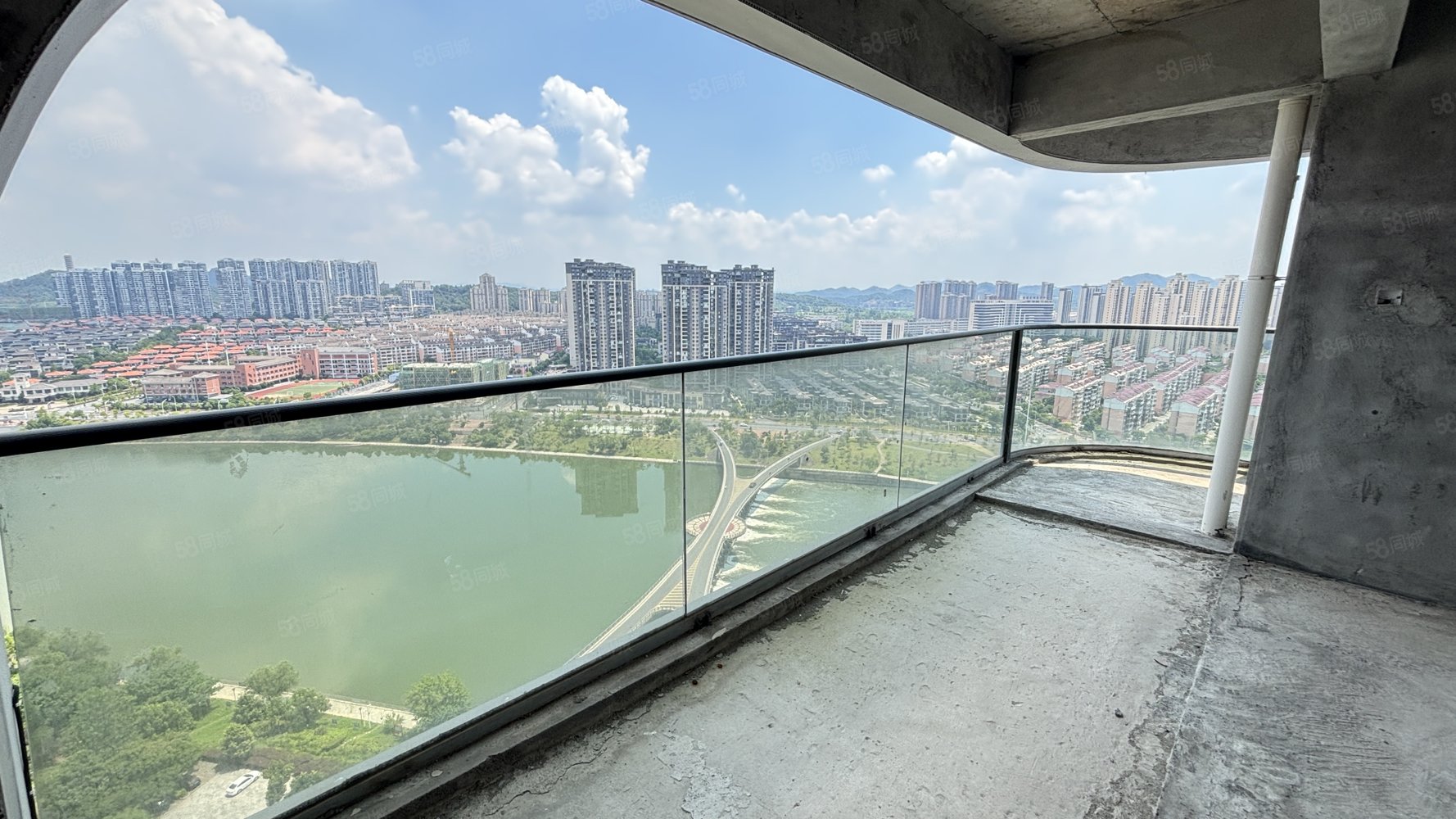 天秀湾5室2厅4卫254㎡南北268万