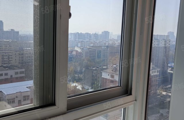 中央公馆属于市医院团购房，送车储，优先卖给邻居及医院同事。