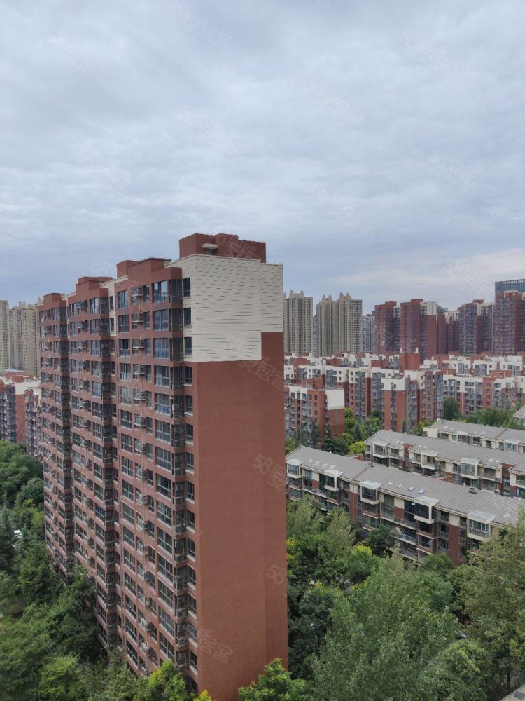 白桦林居5室2厅4卫277.44㎡南北580万