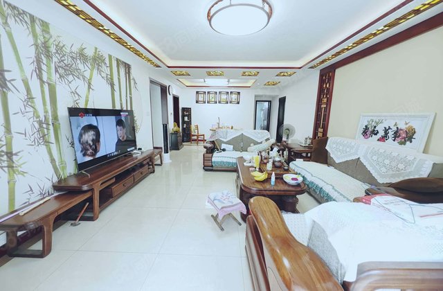 市医院附近四室两卫一楼带院步梯多层带车位储藏室中通