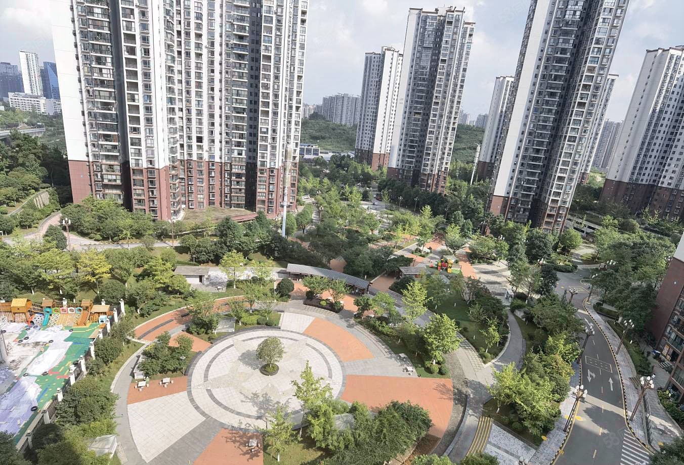 新上观山小区精装三房两厅两卫带车位238万小区中心广场