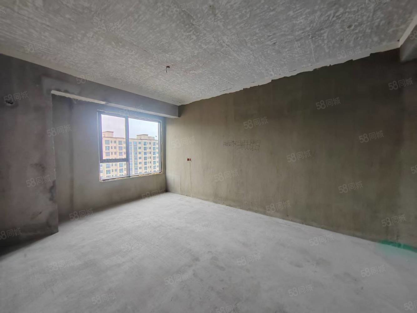 高安润达国际城3室2厅2卫115㎡南北75万