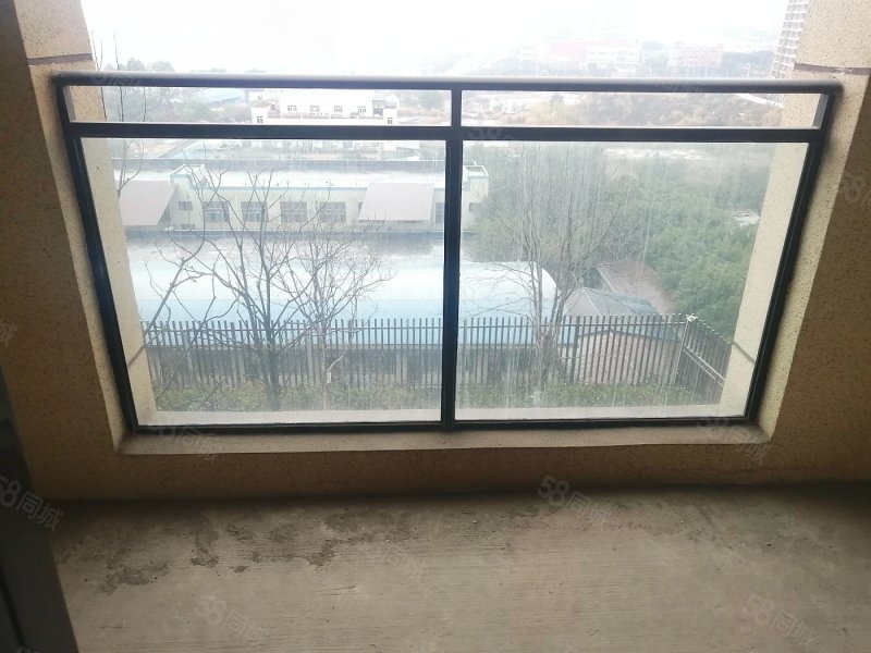 鸿府锦上3室2厅2卫94.66㎡南北119万