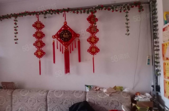 站前街与火车站附近，站前实验精装小三室看房子方便。诚心出售。