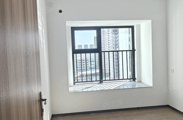 房水城印象精装三室两厅两卫！走一手手续！可按揭！