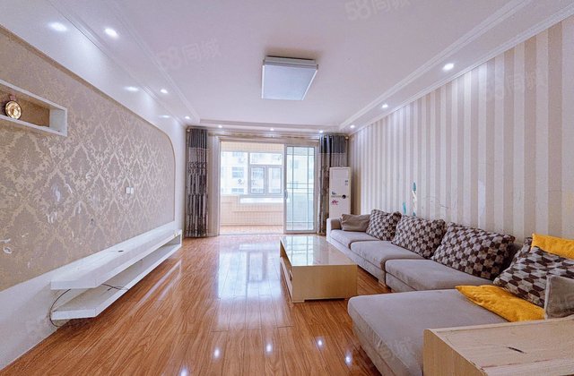 名人苑 电梯地暖小洋房 湖边附近 带车库有储藏室 诚心出售