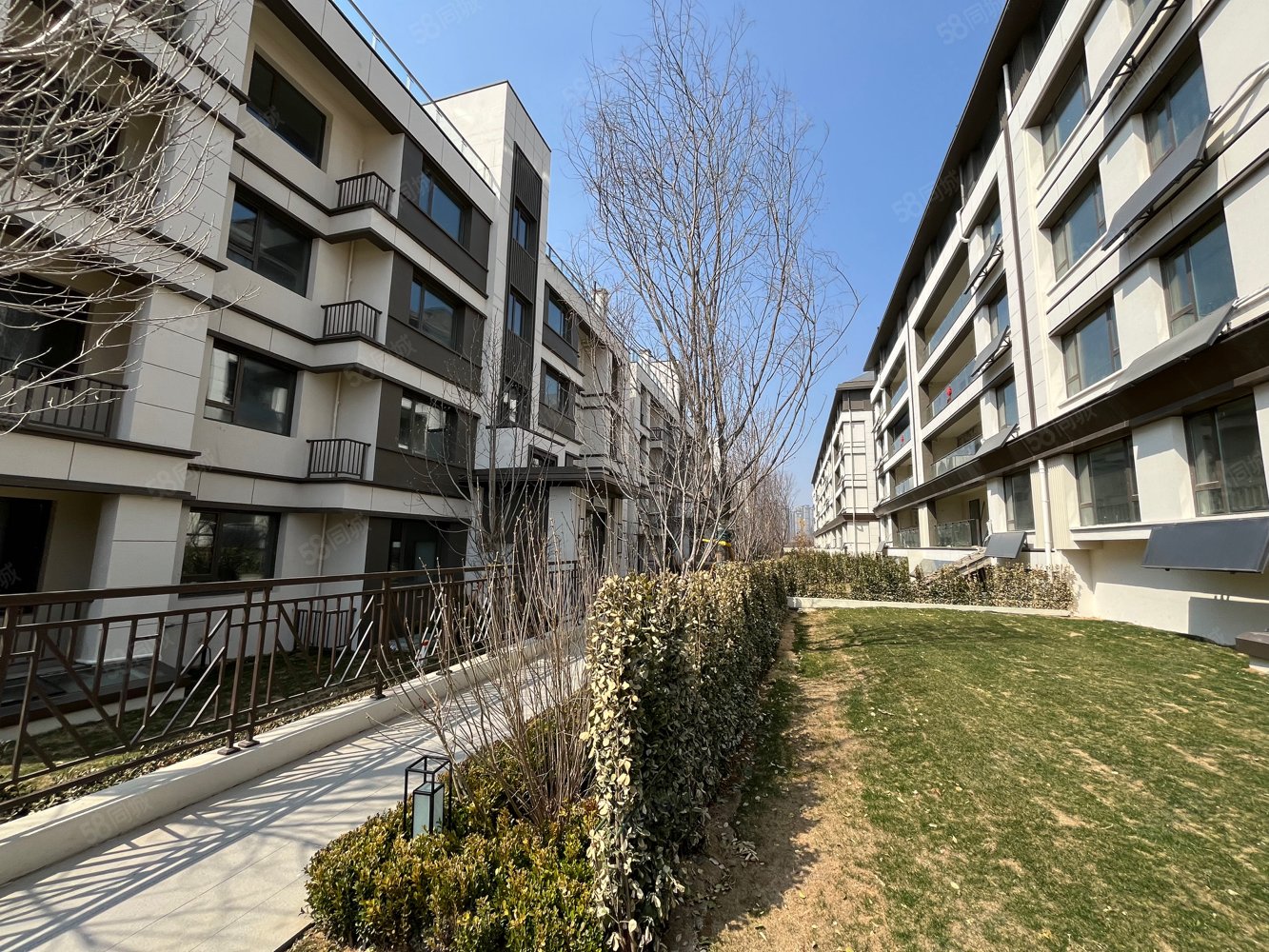 环山路联排居墅送挑高负一送院子送露台国悦山山和院子