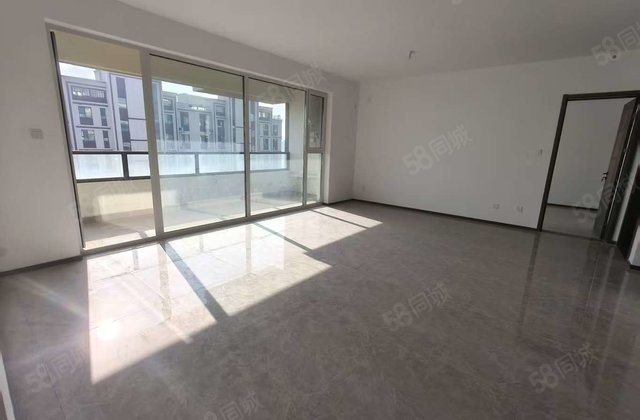 开发区桃李天悦三室两卫，大宽厅，送车储，随时看房