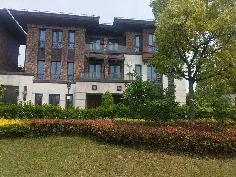 鸿玺郡联排别墅.东边套.送花园.送地下室,640万有钥匙