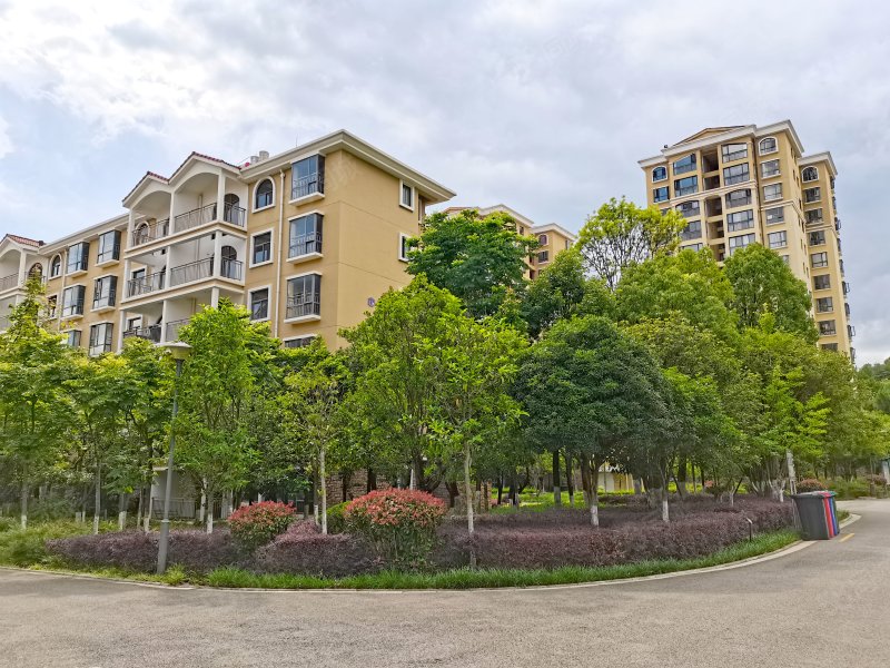 园林小区温馨三室性价比高东南端头两室朝南带飘窗居住安静舒适