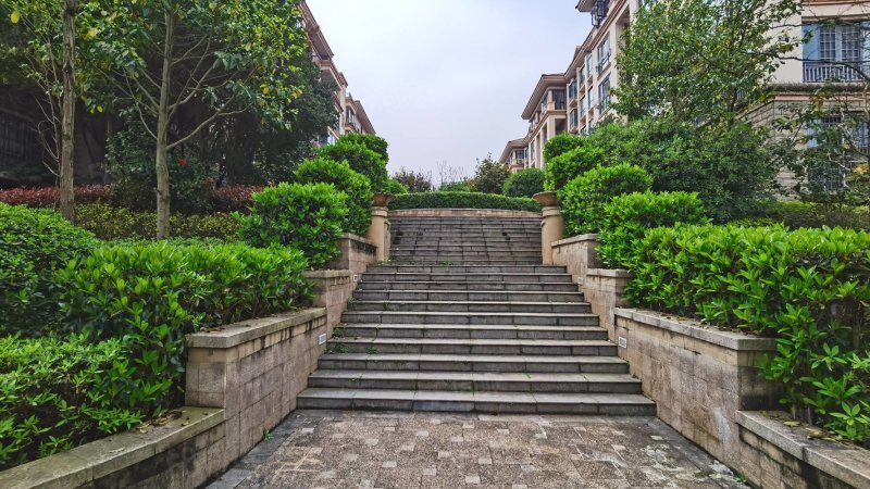 耀江花园东湖居,别墅区小高层原房东精装修三房两厅两卫售77万