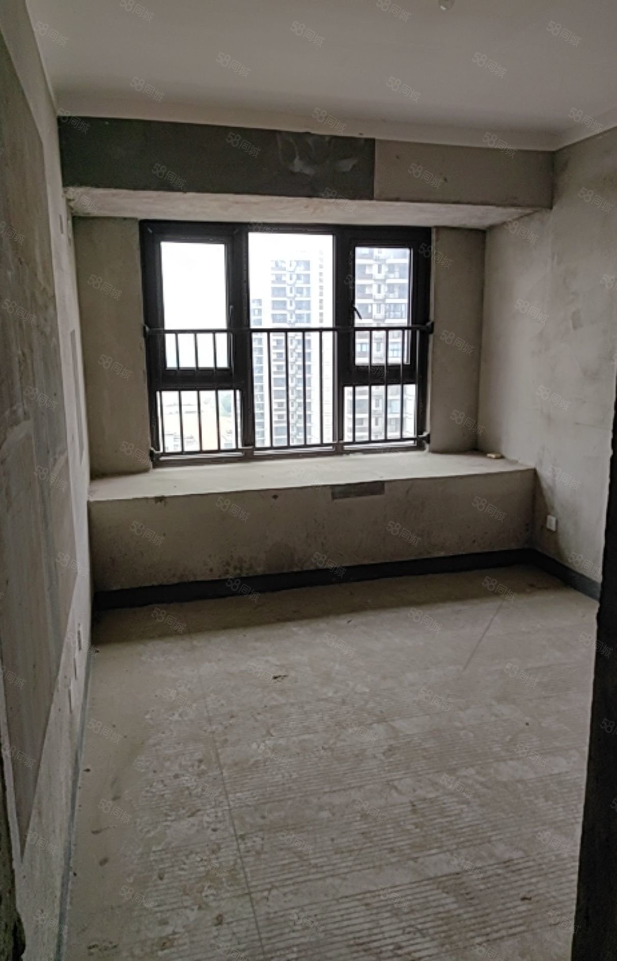 邦泰江山印3室2厅1卫92㎡南60万