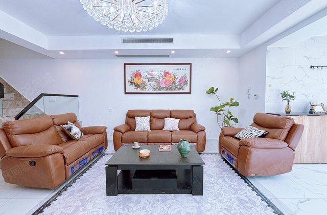 经开英伦花园 精装别墅，超大空间，免大税，带车位储藏室，急售