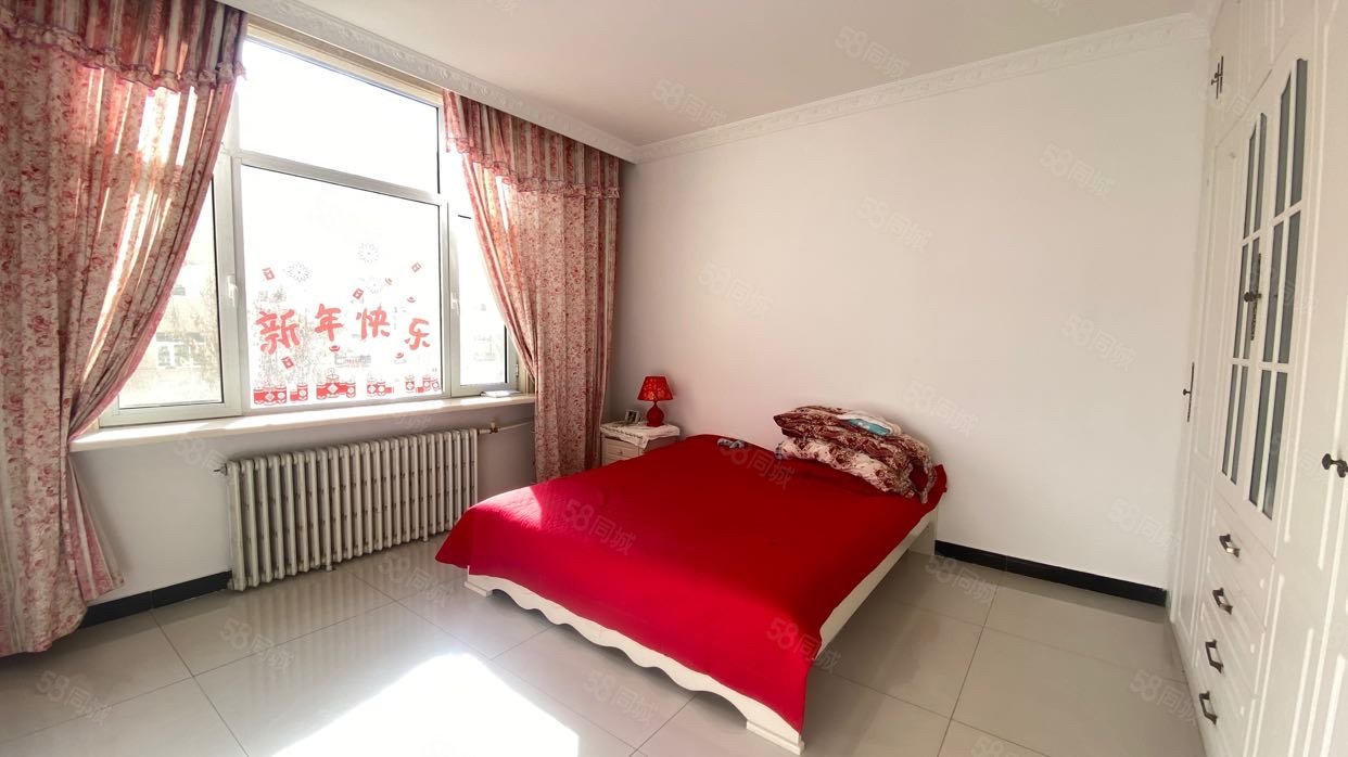 鸿泰小区3室1厅2卫142.76㎡南北67万