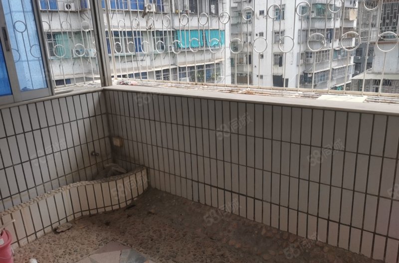 金田花园3室2厅2卫130㎡东58万