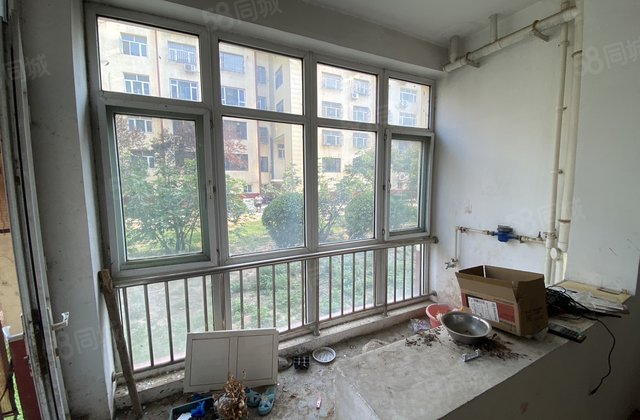 新东方名人苑一期 一楼带院 湖边200  看房方便 带电梯
