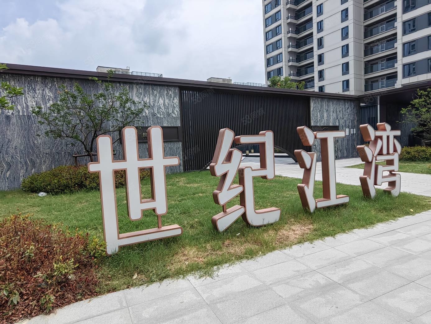 世纪江湾3室2厅2卫102㎡南北170万