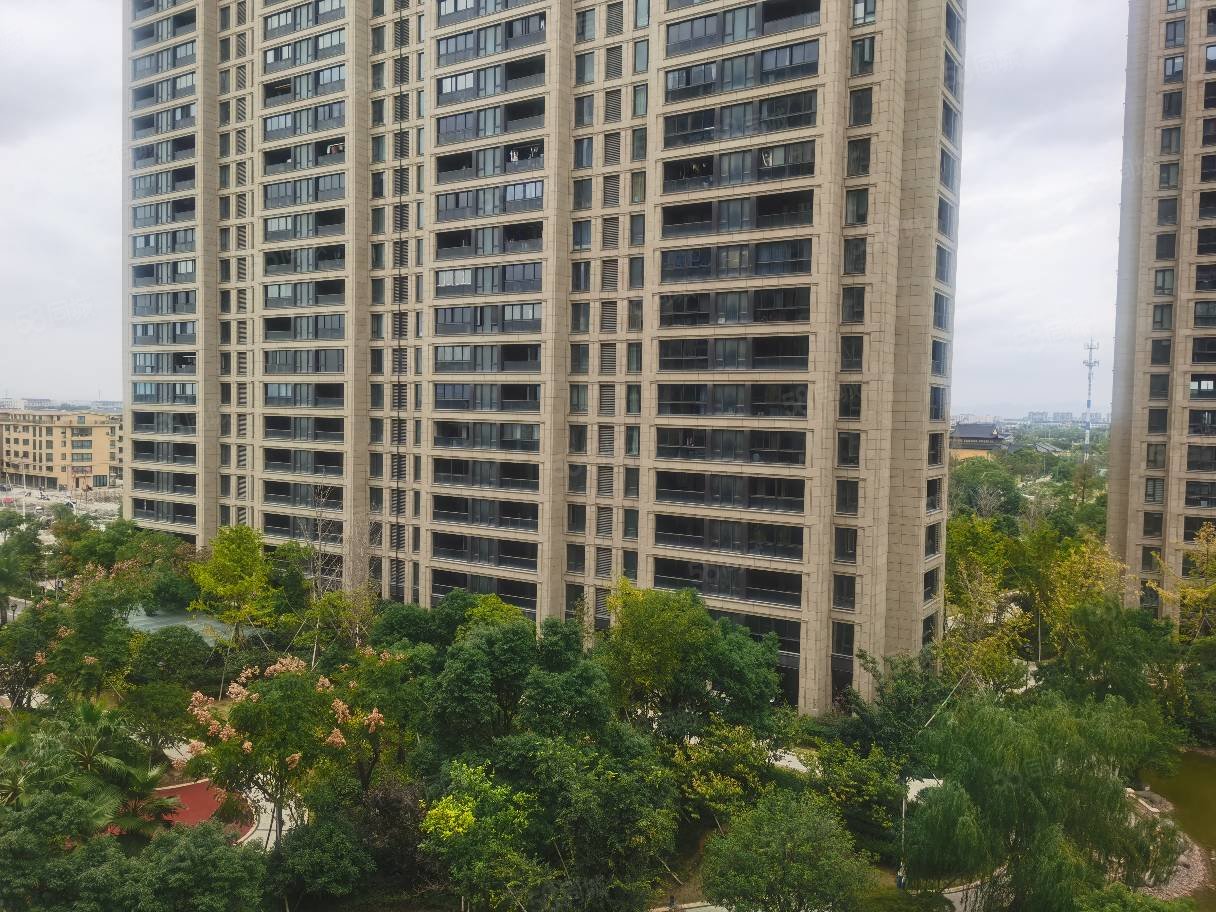 急售急售冠郡铭苑仅12200四室毛坯好楼层洪家