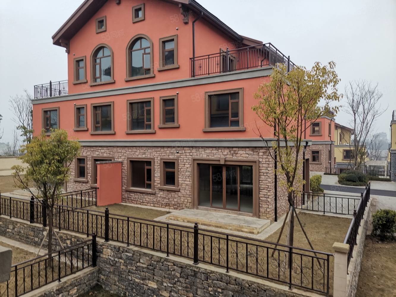 双龙茵特拉根小镇别墅 现房280万送地下室 实得460平