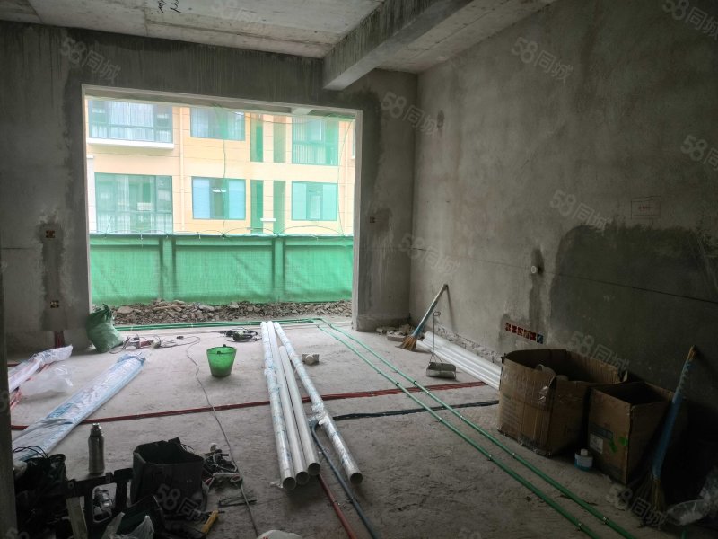 学府一号5室2厅4卫200㎡南北152万