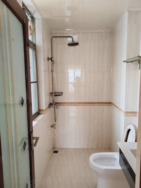 盛世大厦3室2厅3卫149㎡东北68万