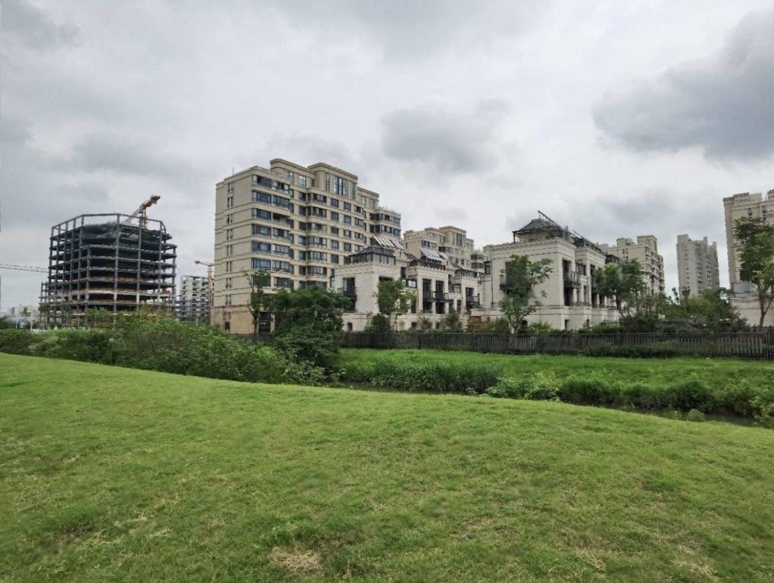 颐盛御中环(一期别墅)5室2厅4卫226.13㎡南北1299万