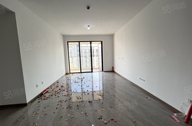 芳华阑园 三室两卫边户赠车储 好楼层东边户 着急出手 随时看