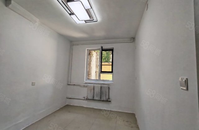 北顺，东昌，三中，一楼带院，院里带佩房，精装