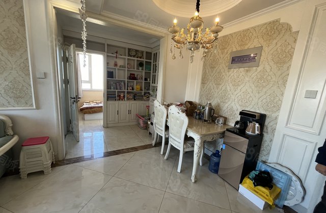 香江附近电梯房，新水河畔4室二厅带车库，单价8000多。