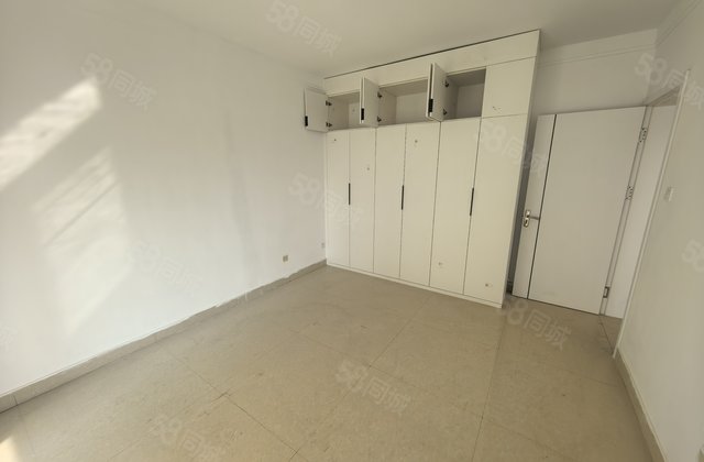 先锋社区 新房未住过 三居室 简单装修 车位 储