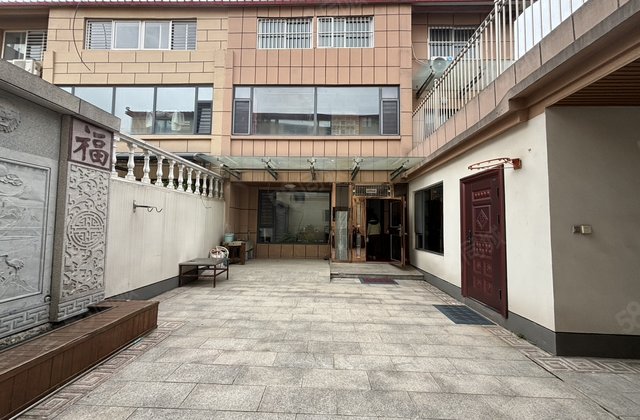 出门就是路！独栋别墅！上下三层精装未住！仅一套诚心出售