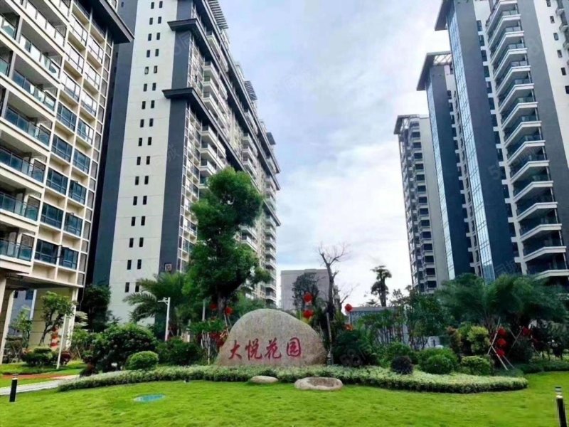 新出大悦花园3楼带60平露台 108平方 3室2厅2卫