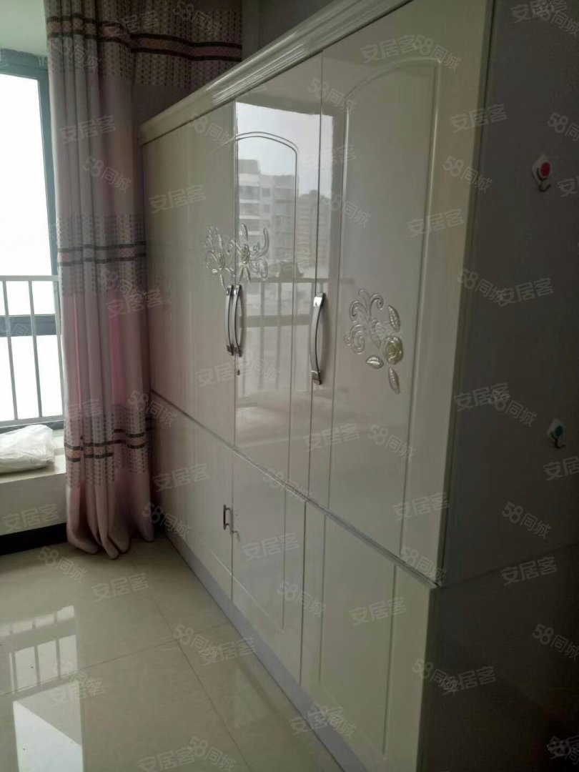 巨人印象小区4室2厅2卫134㎡南45万